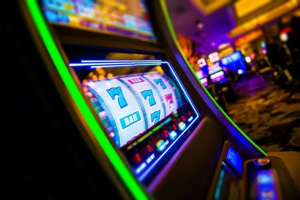 Tampilan meja Caribbean Stud Poker live di asg555 dengan dealer profesional dan kartu di studio multi-kamera